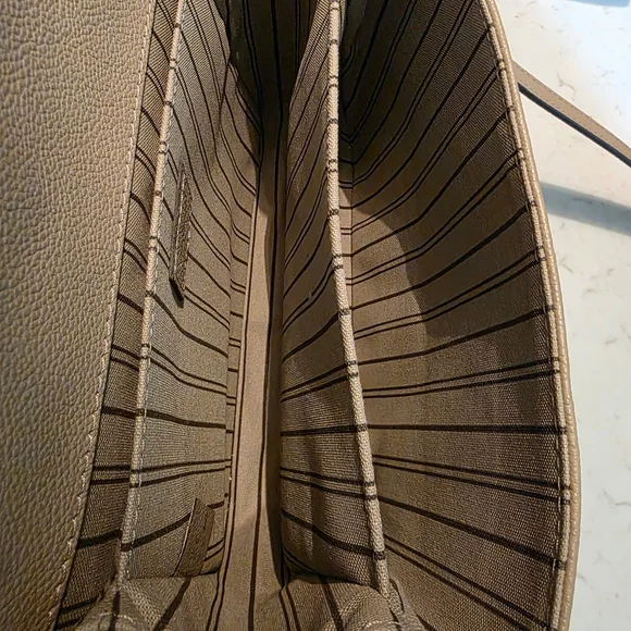 Louis Vuitton Pochette Metis Crossbody Bag - Picture 8 of 16